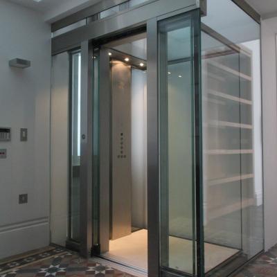 Фотография современного стеклянного лифта.