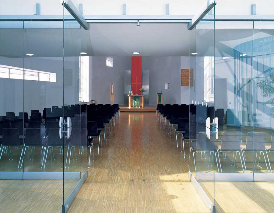 Раздвижная стеклянная мобильная стена в конференц зал